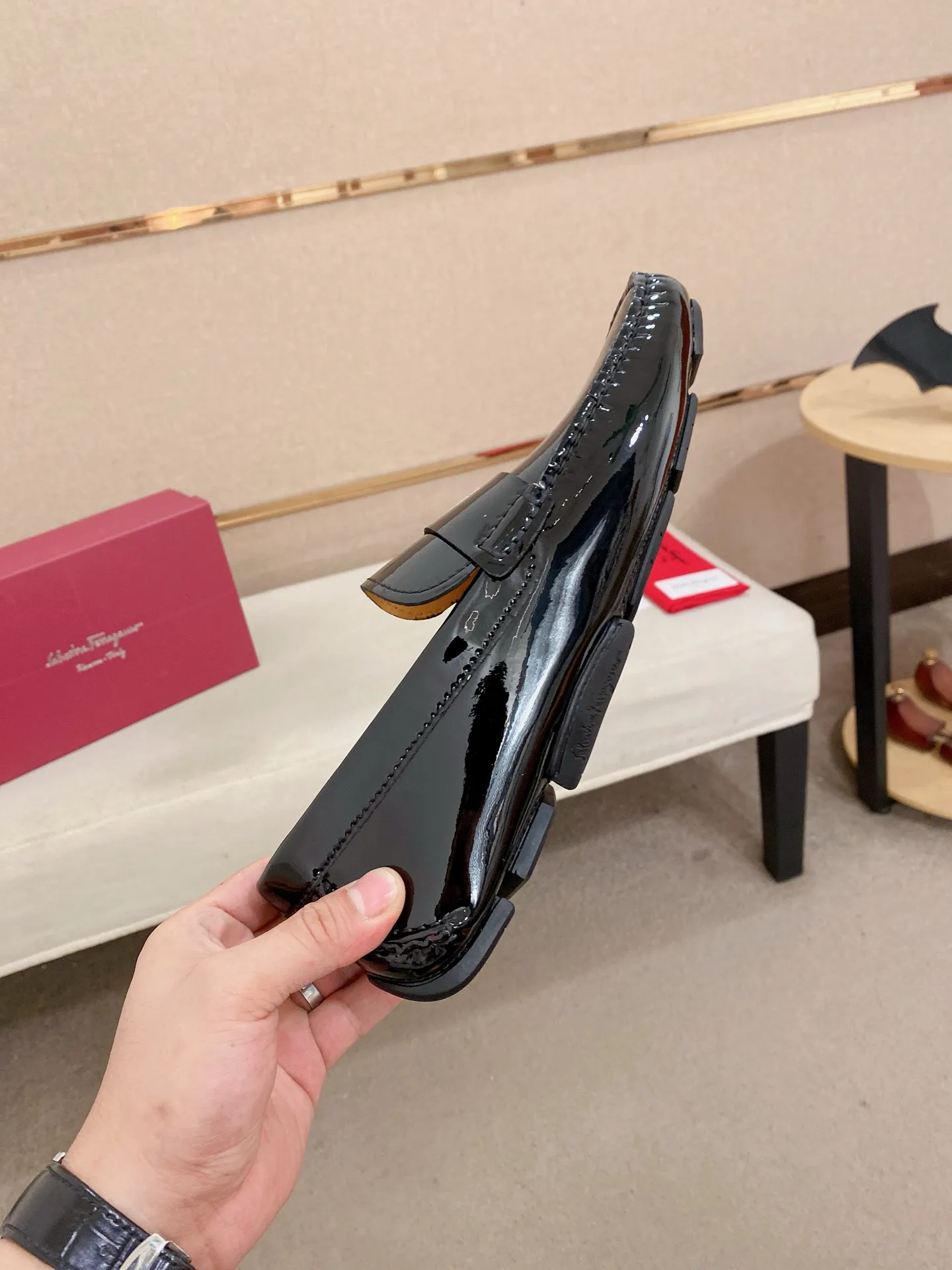 Men's shoes💰: 540💰High-end quality! Ferragamo🆕🆕Exclusive hot-selling products in stock🔥🔥New products on the shelves, high-quality Ferragamo men's pea shoes, high-end casual driving shoes, with complete packaging! 💪 💪 Material: imported first-layer cowhide 🐂 + imported high-quality water-dyed cowhide lining + wear-resistant outsole 👍🏻👍🏻 Features: high-end and comfortable, purely handmade 🚀 🚀 Create the perfect shoe that suits you best 🔥 🔥 Size: (38-44) 45 standard size can be customized!